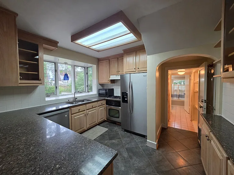 208 Regent Rd — Photo 8