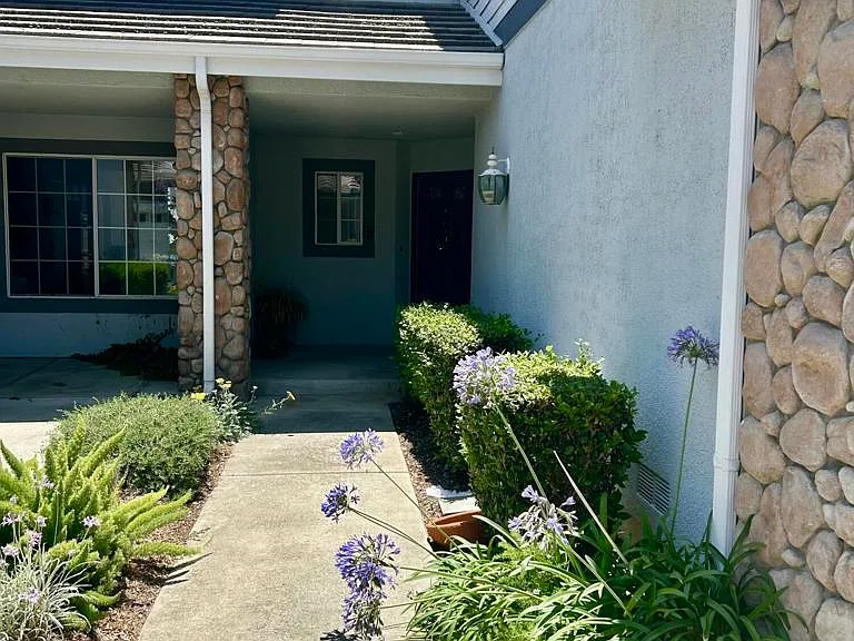 1066 Sheffield Pl — Photo 2