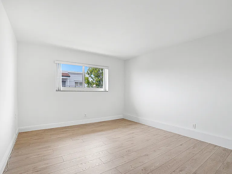 1649 SE 4th St #B-3 — Photo 13