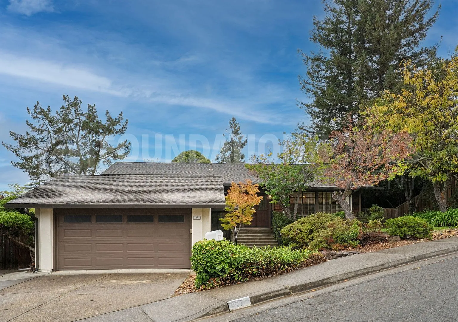 Spacious Partridge Knolls Home With Views! Flexible Living Space! Foundation — Photo 1