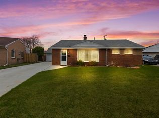 26273 Dale Ct, Roseville, MI 48066