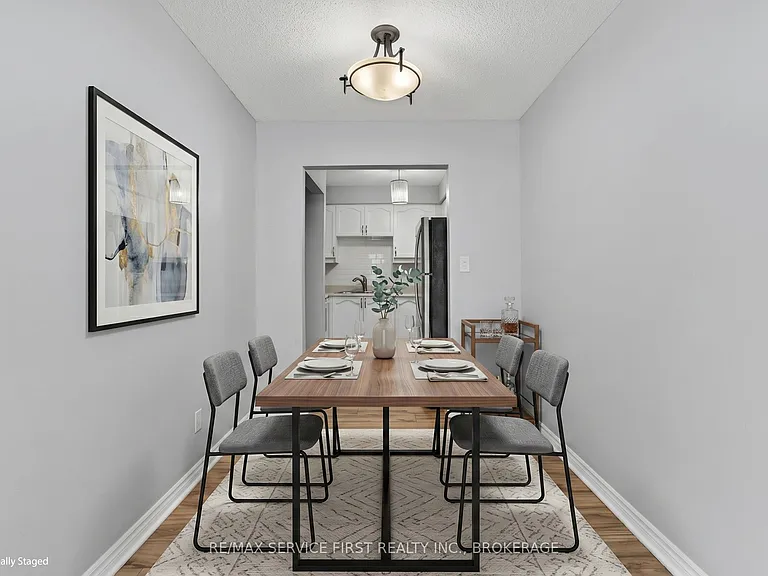 877 Muirfield Cres — Photo 13