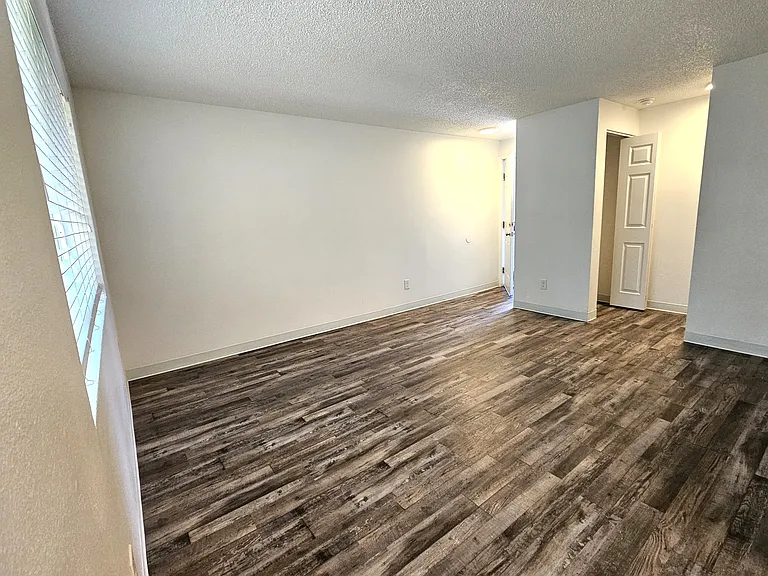 Chandelle Apartments — Photo 7