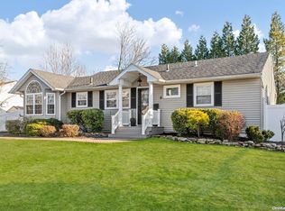 6 Langdon St, Islip, NY 11751