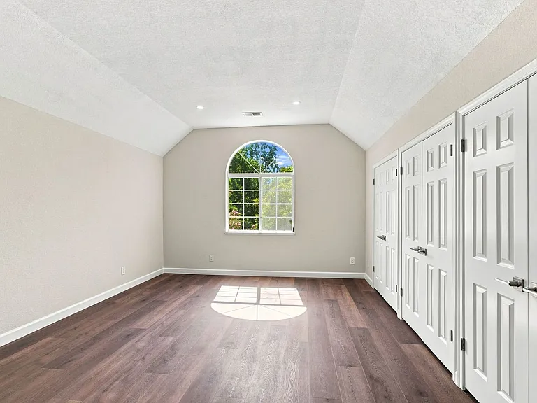 749 Glenborough Dr — Photo 10