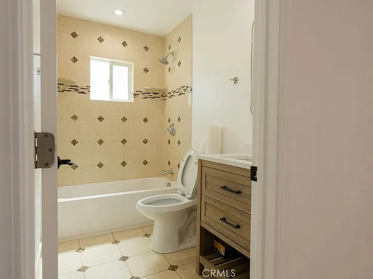 14605 Wyandotte St — Photo 15