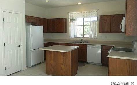 Kitchen w/Island & Pantry