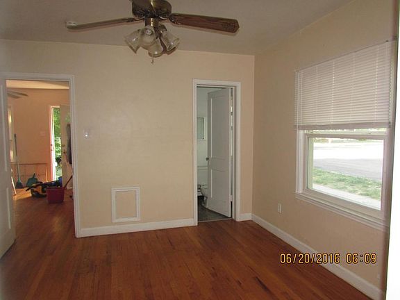 4th image of 401 Park St