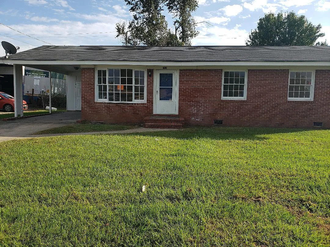 3 bed, 1.5 bath, 1050 sqft, $1,325 — Photo 1