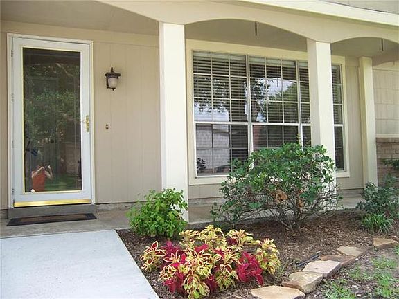   Cute front porch with nice landscaping!