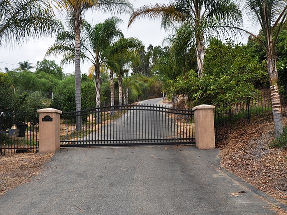 2nd image of 837 Del Valle Dr
