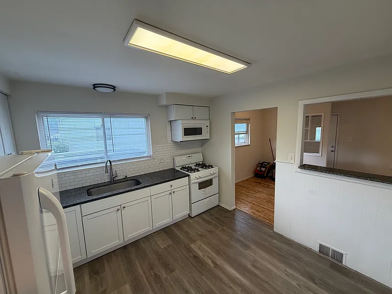 4812 Berwyn Dr — Photo 2