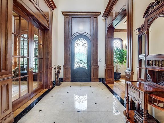 3rd image of 404 Woodlake Dr