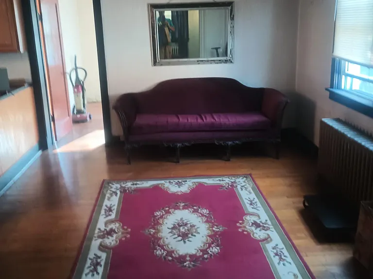 3944 Winterburn Ave — Photo 1