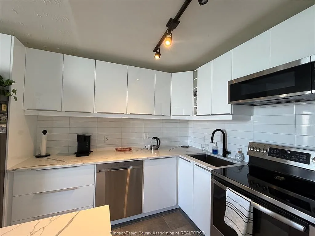 111 Riverside Dr E — Photo 3