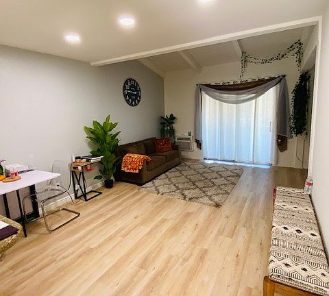 3rd image of 1040 W Macarthur Blvd APT 22