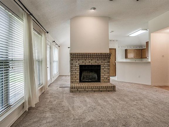 4th image of 2106 Woodglen Dr