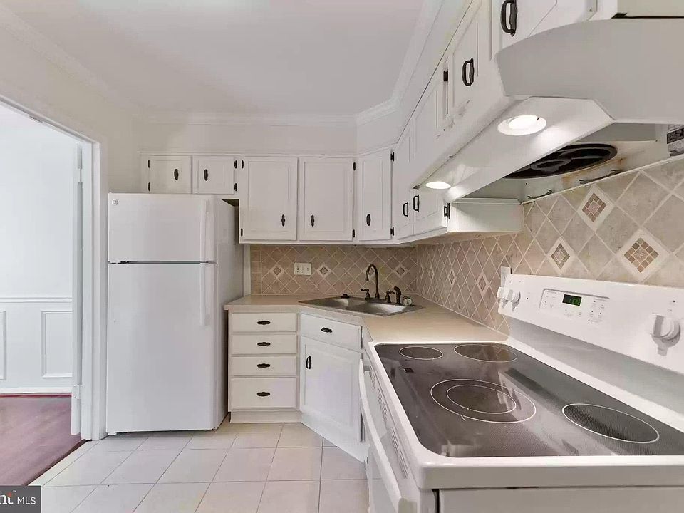 1st image of 221 Crocker Dr APT E