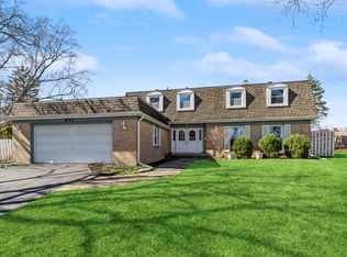 832 W Exner Ct, Palatine, IL 60067