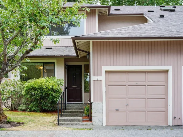 1309 McKenzie Ave #9, Saanich, BC V8P 2M1