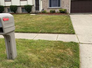 37575 Hillcrest Dr, Wayne, MI 48184