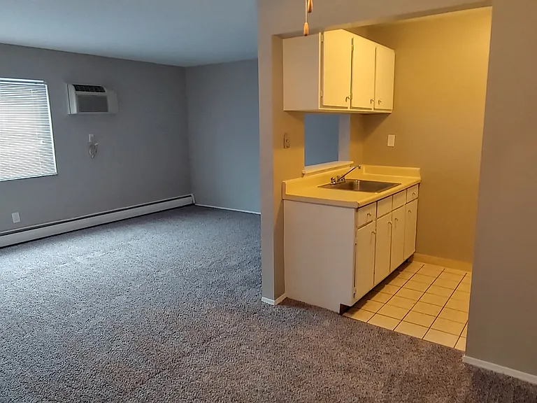 Colonial Club Apartments — Photo 10