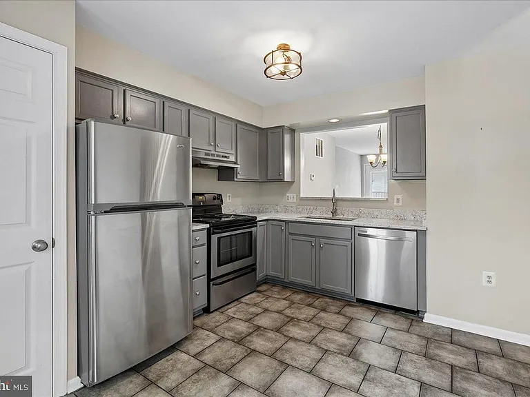104 Frazer Dr — Photo 10