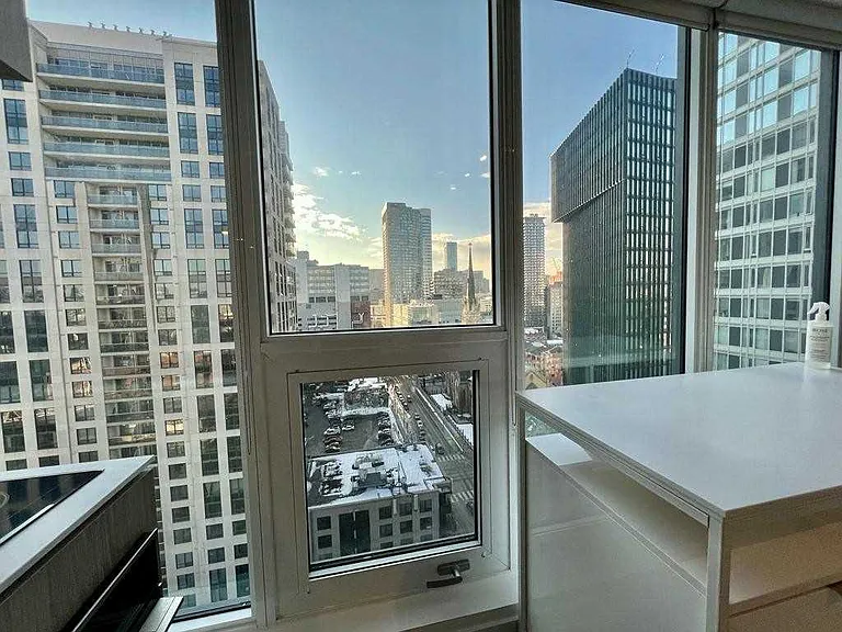 75 Shuter St #2015 — Photo 22
