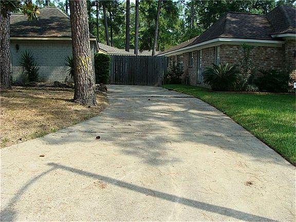 extra long driveway, perfect for the kids or all your quests