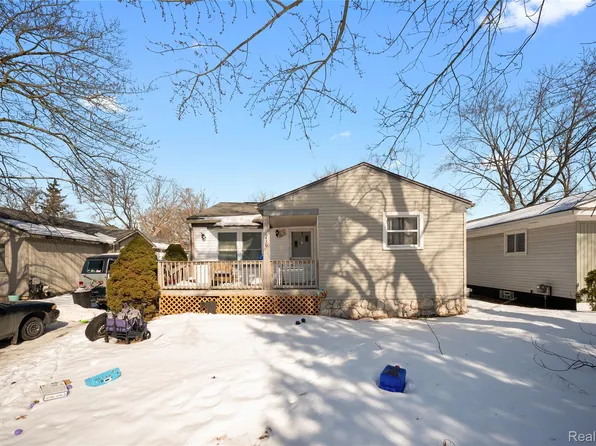 6430 Cloverton Dr, Waterford, MI 48329