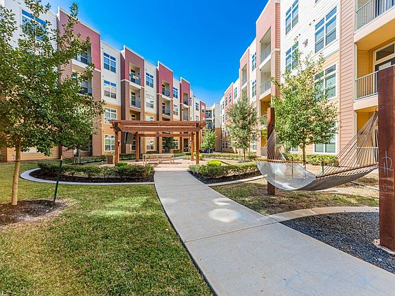 5th image of 8900 Lakes At 610 Dr APT 348