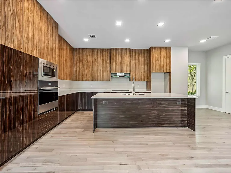 1111 W 21st St — Photo 14