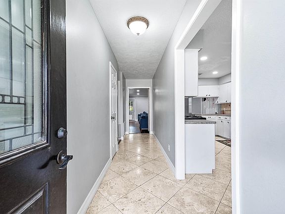 5th image of 902 S Kaufman Dr