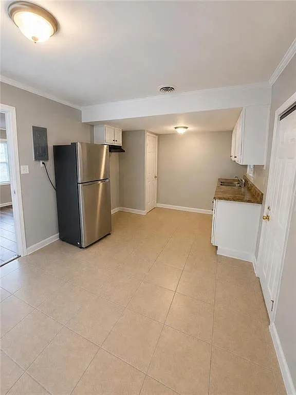 2 bed, 1.0 bath, 2000 sqft, $1,050 — Photo 4