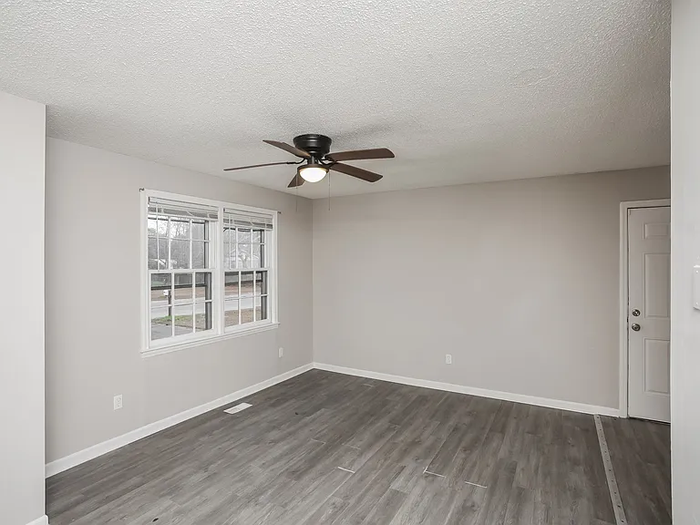895398_018_living_room_13527117.jpg