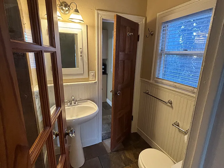 Main Full Bathroom Enter from the kitchen side or the bedroom :)