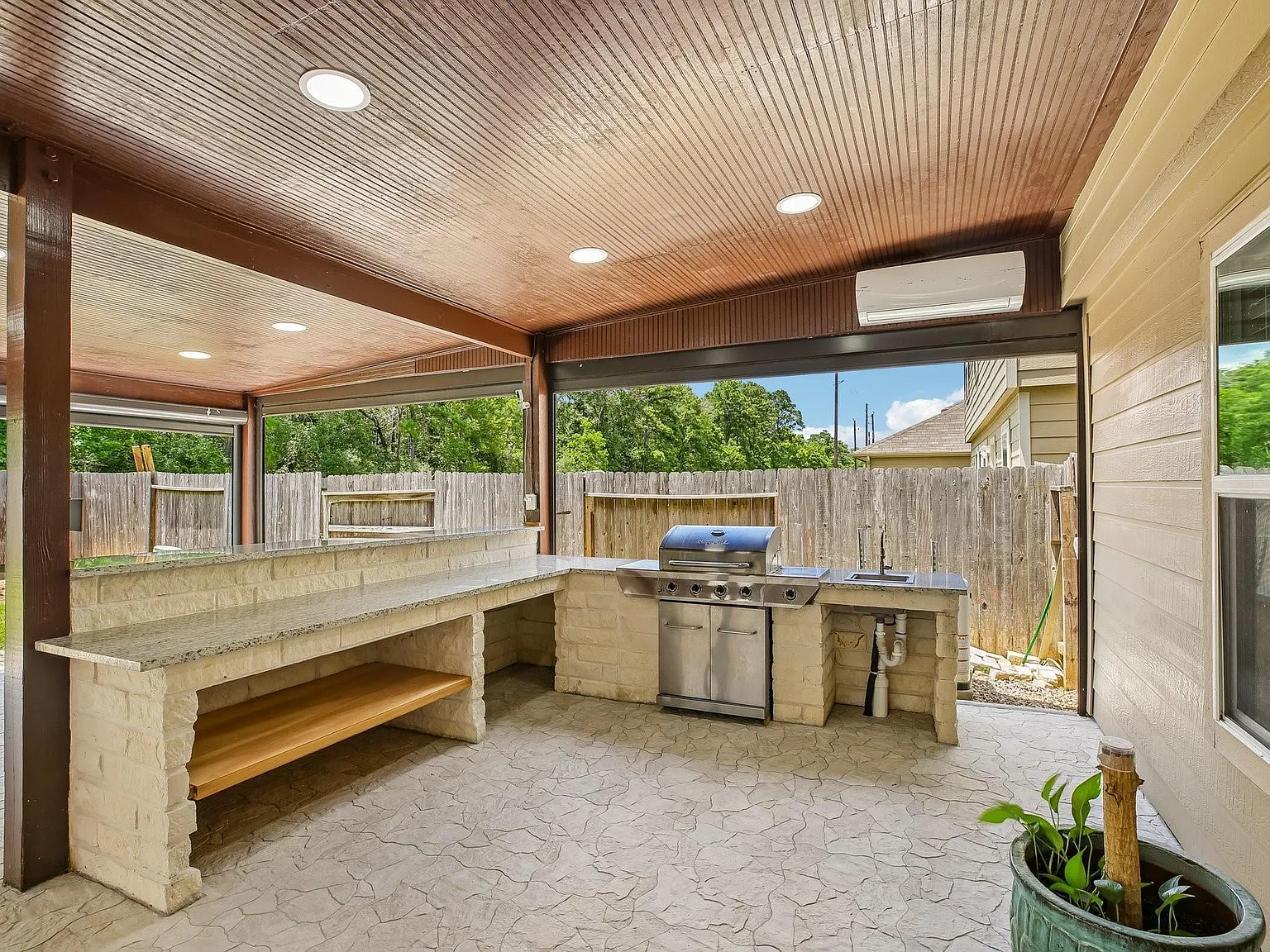 5 bed, 3.0 bath, 2324 sqft, $2,750 — Photo 2