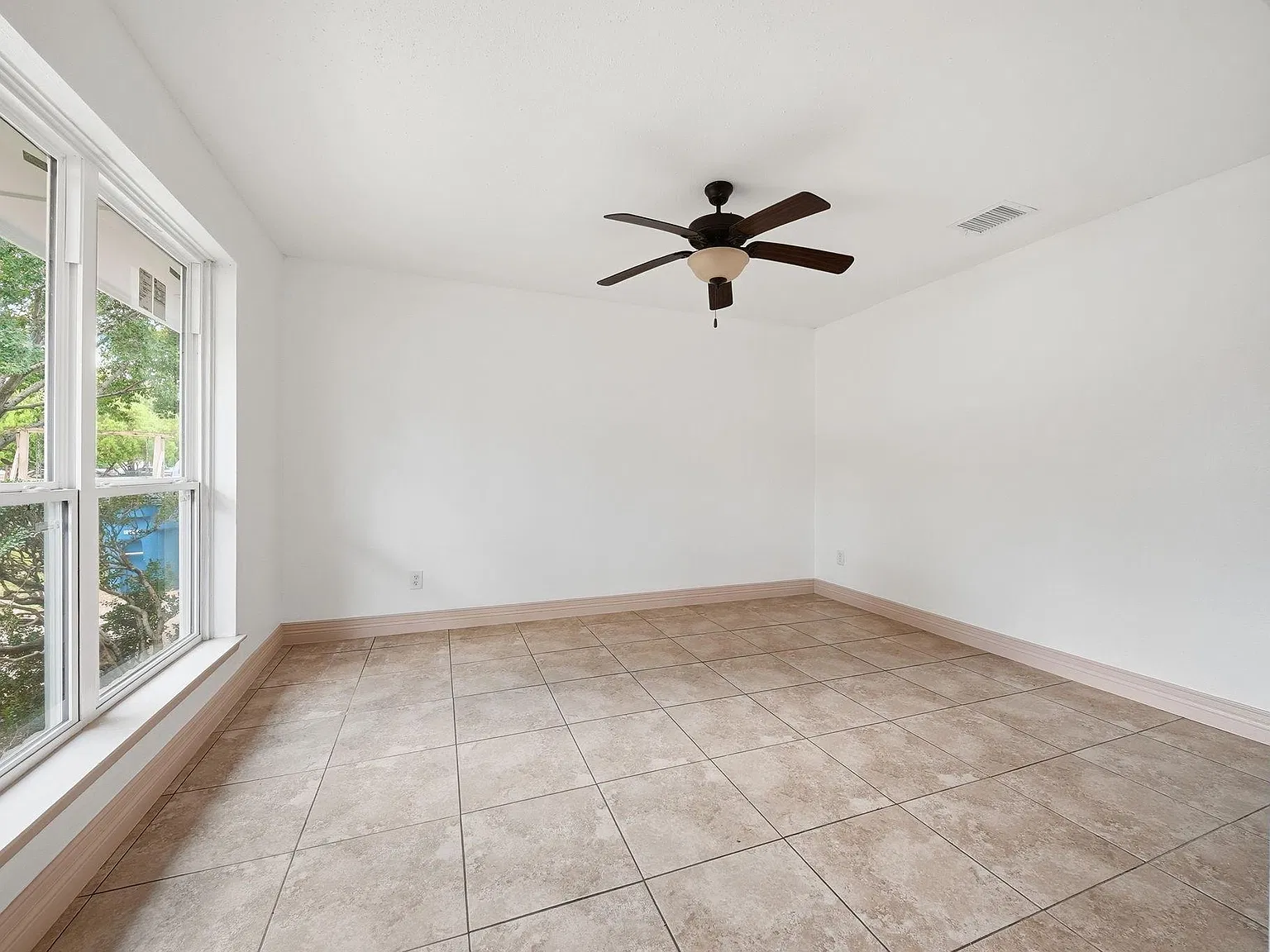 3 bed, 1.5 bath, 1032 sqft, $1,650 — Photo 2