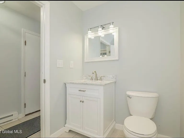 4 Clubhouse Dr — Photo 4