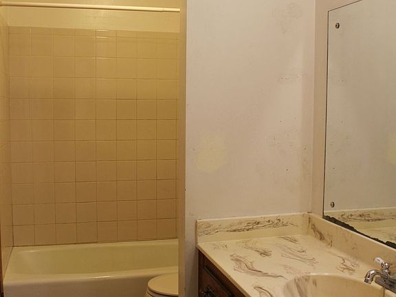 4th image of 671 California Ave E