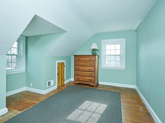 2nd image of 27 Elizabeth Ln