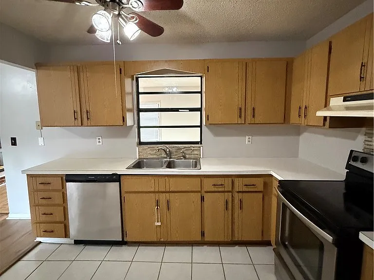 303 Lotus Ave — Photo 6