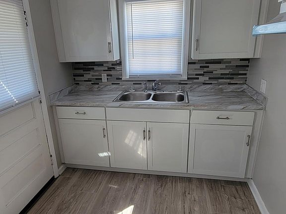 3rd image of 416 Ashwood Ave #B