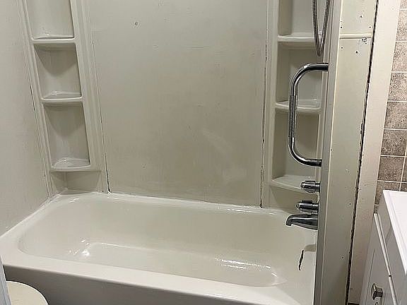 3rd image of 230 Bath St Floor 1