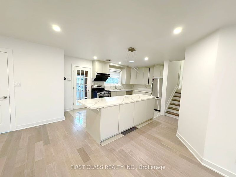 Burlington House for rent - 3 Bedrooms — photo 9