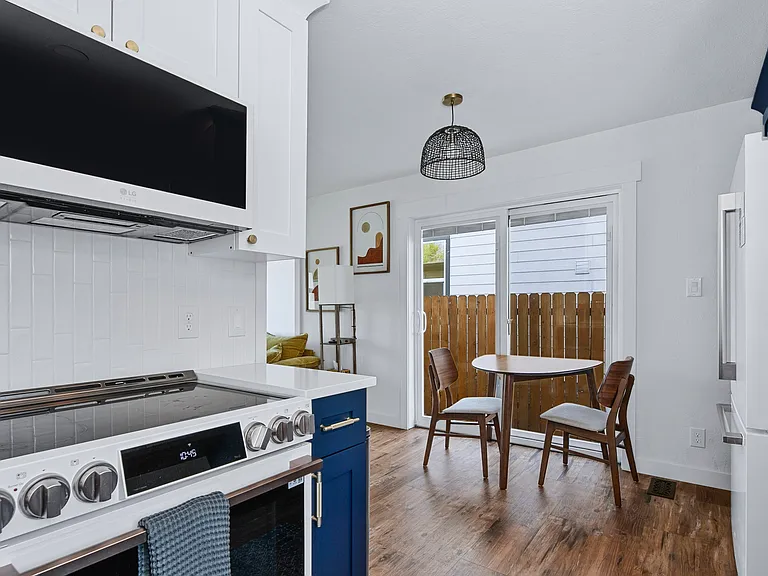 1309 W Melrose St — Photo 10