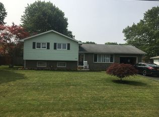 7627 Sunnydale Dr, Niagara Falls, NY 14304