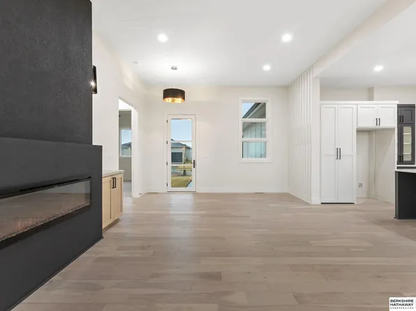 21109 Atwood Ave, Elkhorn, NE 68022