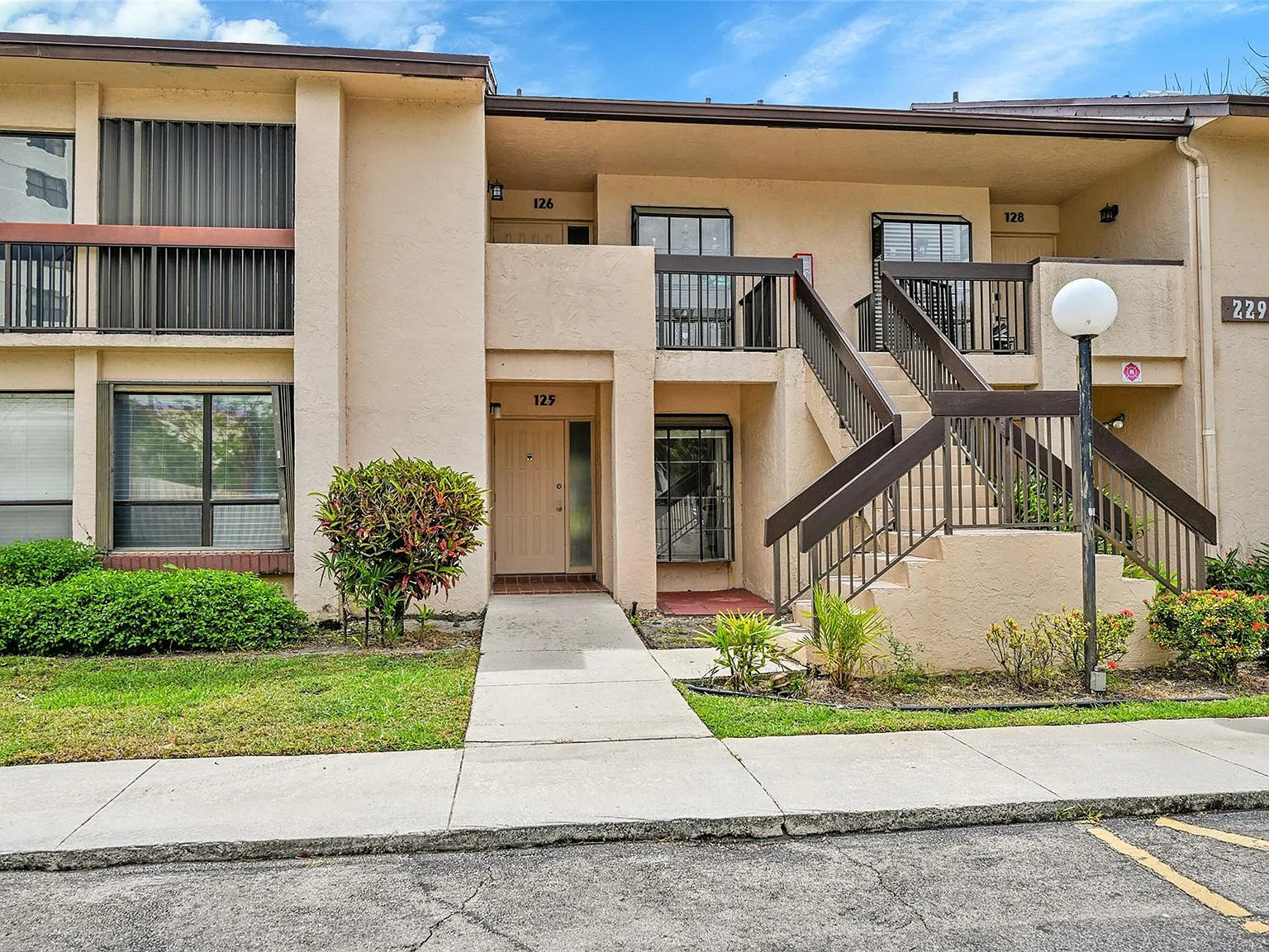 2 bed, 2.0 bath, 1100 sqft, $2,290 — Photo 3