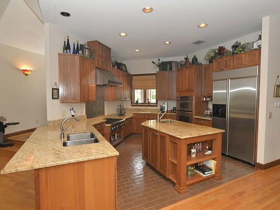 4th image of 104 River Oaks Cir